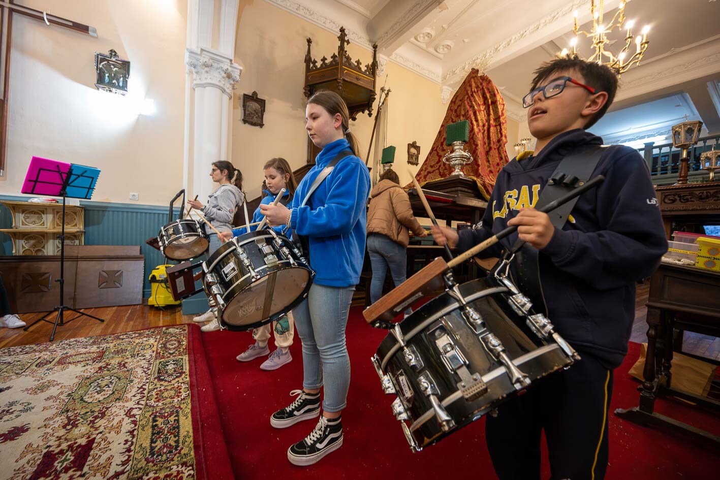 Las generaciones más jóvenes ensaya con los tambores para acompañar el paso en la procesión del Perdón y el Silencio.